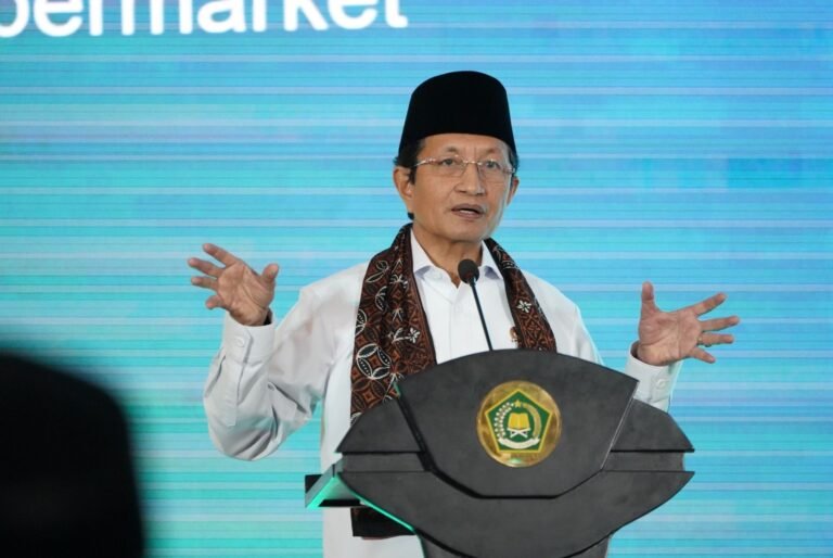 Kemenag Gagas Gerakan Bersarung dan Peci Bagi ASN Sepekan Sekali