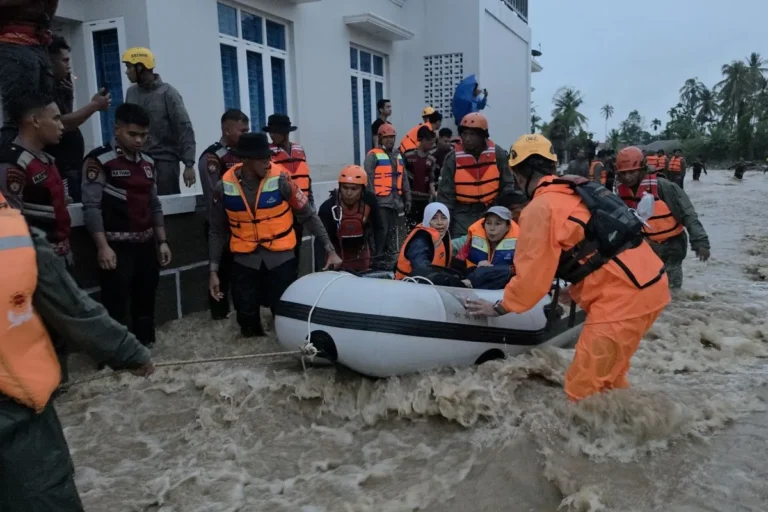 Kota Padang Dilanda Banjir Besar, 498 Warga Terdampak