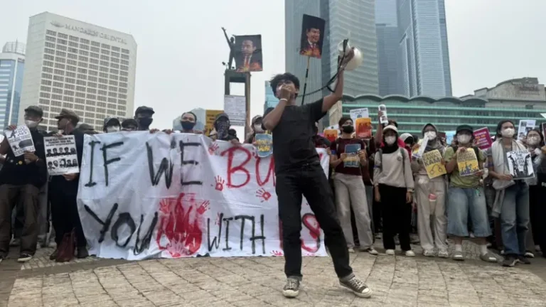 Mahasiswa Tembus Barikade Aparat di Bundaran HI, Desak Prabowo-Gibran Penuhi Tuntutan