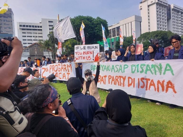 Massa Demo di Tugu Tani Desak Pemerintah Tetapkan Karhutla sebagai Bencana Nasional