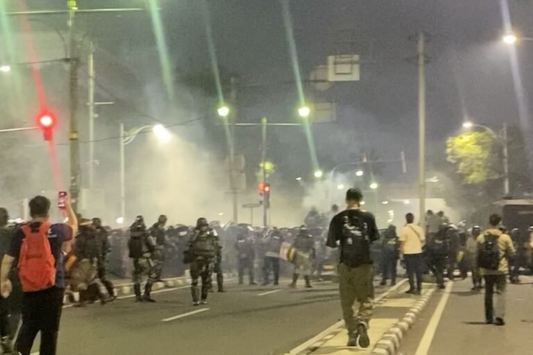 Gas Air Mata Pecah di Jalan Imam Bonjol, Massa Dipukul Mundur