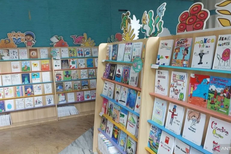 Gerakan Literasi, DKI Jakarta Bagikan 2.053 Buku Karya Anak ke 250 Sekolah