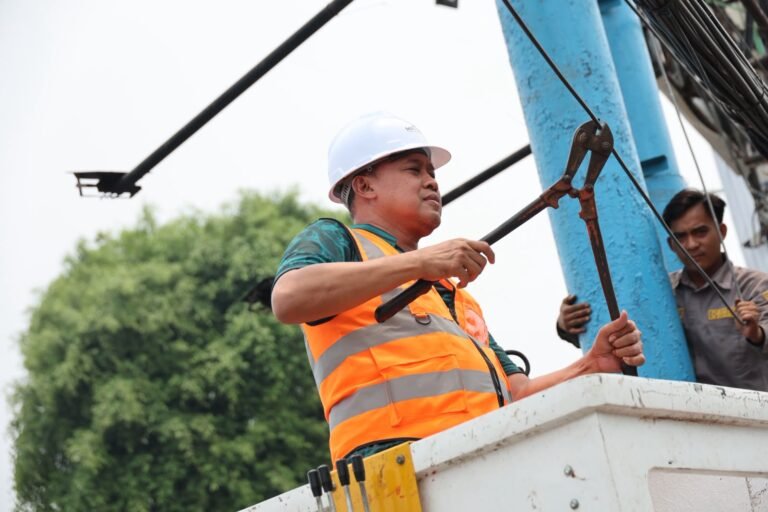 Tertibkan Jaringan Udara, Wali Kota Bekasi Turun Langsung Potong Kabel di Jalan Raya Pondok Gede