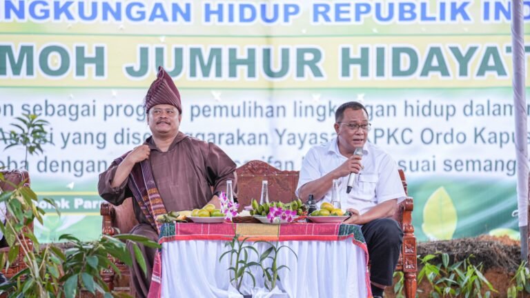 Menteri Jumhur Ajak Pastor dan Masyarakat Adat Selamatkan Ekosistem Danau Toba