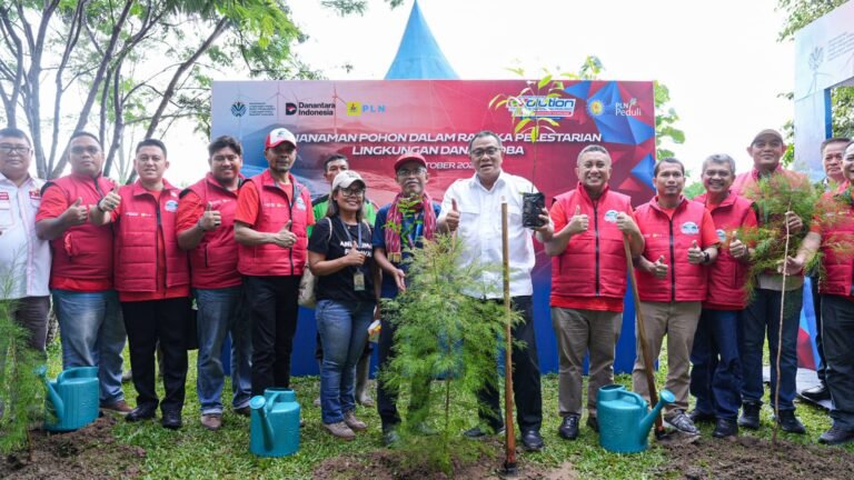 Menteri LH Jumhur Hidayat Serukan Tobat Ekologis di Hadapan Masyarakat Danau Toba