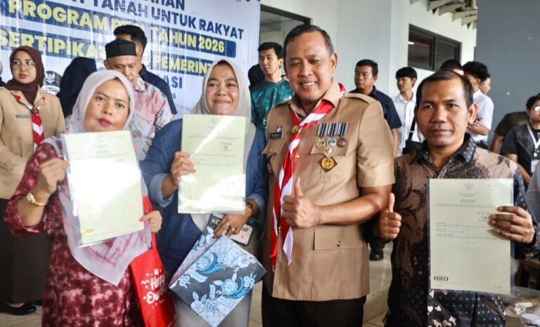 WaliKota dan Kakantah Bekasi Serahkan 600 Sertifikat PTSL 2026, Tanah Warga Kini Aman
