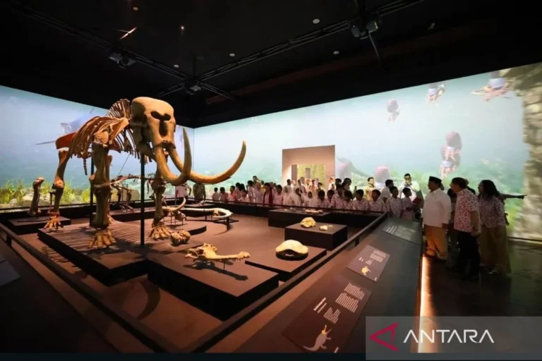 Presiden Prabowo Ajak Siswa Sekolah Jelajahi Museum Gajah