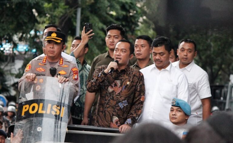Janji Pengobatan Gratis Korban Karhutla, Stafsus Mensesneg Binbin Firman Malah Dicemooh Mahasiswa