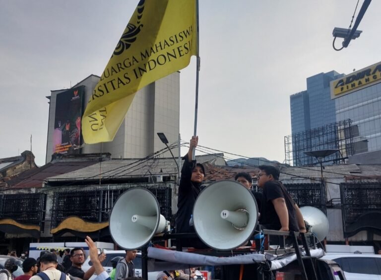 Mahasiswa Lepas Almamater saat Demo Dua Tahun Pemerintahan Prabowo-Gibran