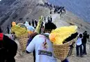 Para Pekerja Penambang Belerang di Kawah Ijen