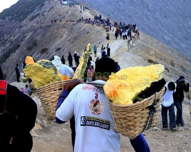 Para Pekerja Penambang Belerang di Kawah Ijen