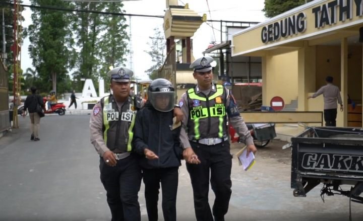 Nekat Kabur dari Razia, Pemotor Remaja Tabrak Polwan di Lumajang