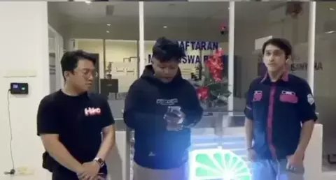 Pria Berjaket Almamater Undira Akui Dibayar untuk Hadiri Deklarasi Sumpah Pemuda