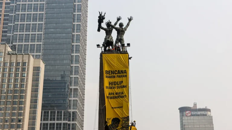 Spanduk Raksasa Greenpeace di Bundaran HI Dicopot, Pramono: Ganggu Ketertiban Umum