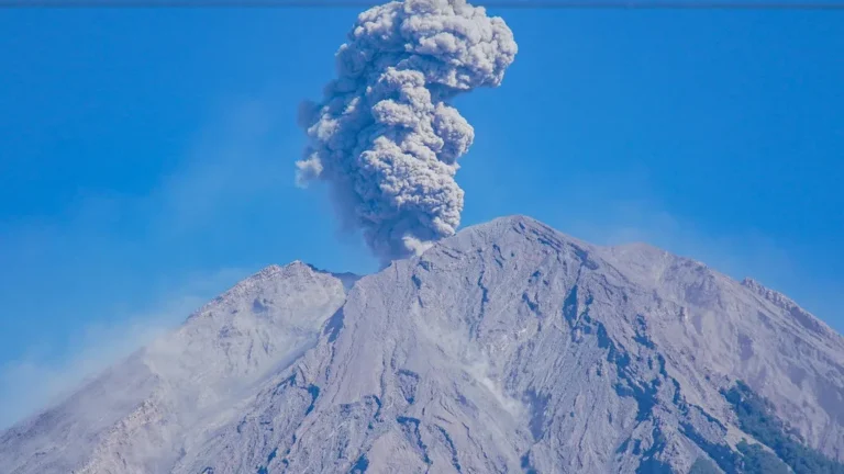 Gunung Semeru Meletus 5 Kali Sejak Dini Hari, Ada Ancaman Awan Panas hingga Lahar