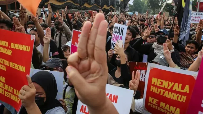 Demo Sumpah Pemuda, Mahasiswa Gunakan Simbol Tiga Jari