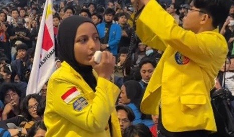 Orasi Wakil BEM UI Fatimah di Bundaran HI Disambut Gemuruh Massa Demo