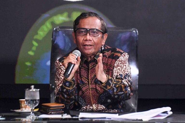 Suket Ijazah SMA Gibran Tak Sah, Mahfud MD: Segera Periksa KPU dan Kemendikdasmen